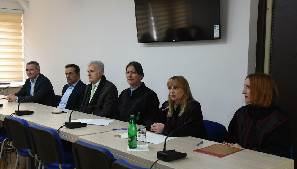 <p>Zakletve položilo 11 novoizabranih sudija Vrhovnog suda i šest novoizabranih sudija Apelacionog suda. Zakletvu položio i predsjednik Suda za prekršaje u Budvi Marko Đukanović</p>