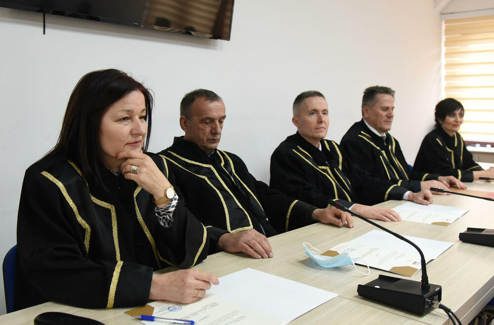 <p>Zakletve položilo 11 novoizabranih sudija Vrhovnog suda i šest novoizabranih sudija Apelacionog suda. Zakletvu položio i predsjednik Suda za prekršaje u Budvi Marko Đukanović</p>