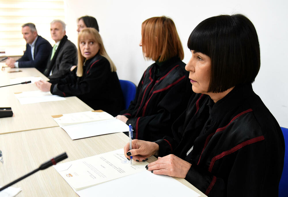 <p>Zakletve položilo 11 novoizabranih sudija Vrhovnog suda i šest novoizabranih sudija Apelacionog suda. Zakletvu položio i predsjednik Suda za prekršaje u Budvi Marko Đukanović</p>
