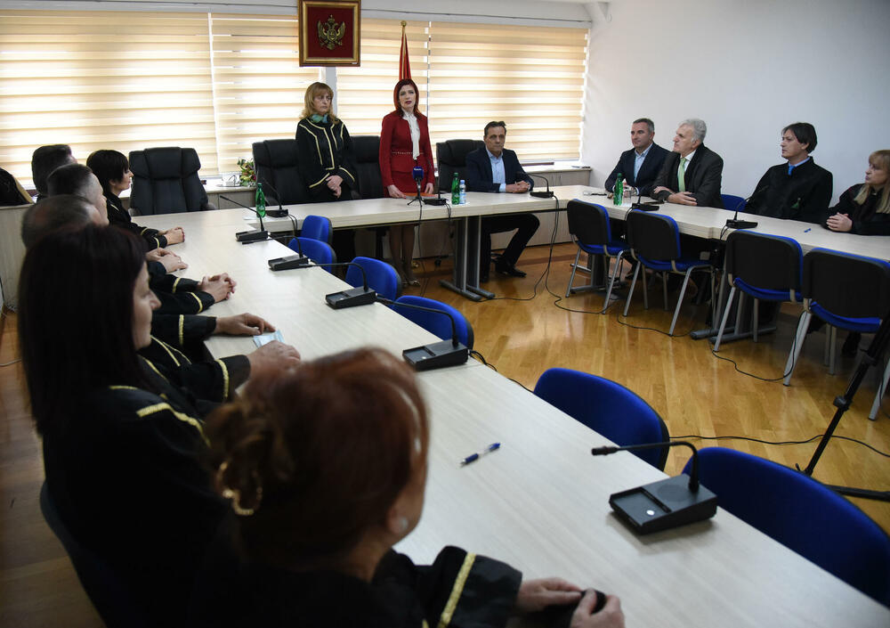<p>Zakletve položilo 11 novoizabranih sudija Vrhovnog suda i šest novoizabranih sudija Apelacionog suda. Zakletvu položio i predsjednik Suda za prekršaje u Budvi Marko Đukanović</p>