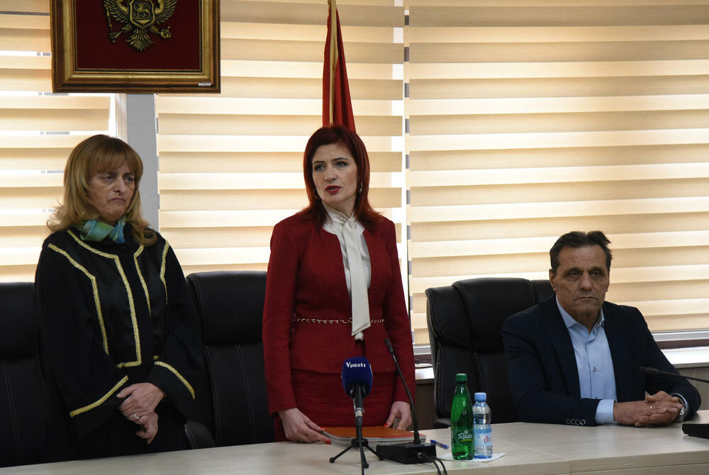 <p>Zakletve položilo 11 novoizabranih sudija Vrhovnog suda i šest novoizabranih sudija Apelacionog suda. Zakletvu položio i predsjednik Suda za prekršaje u Budvi Marko Đukanović</p>