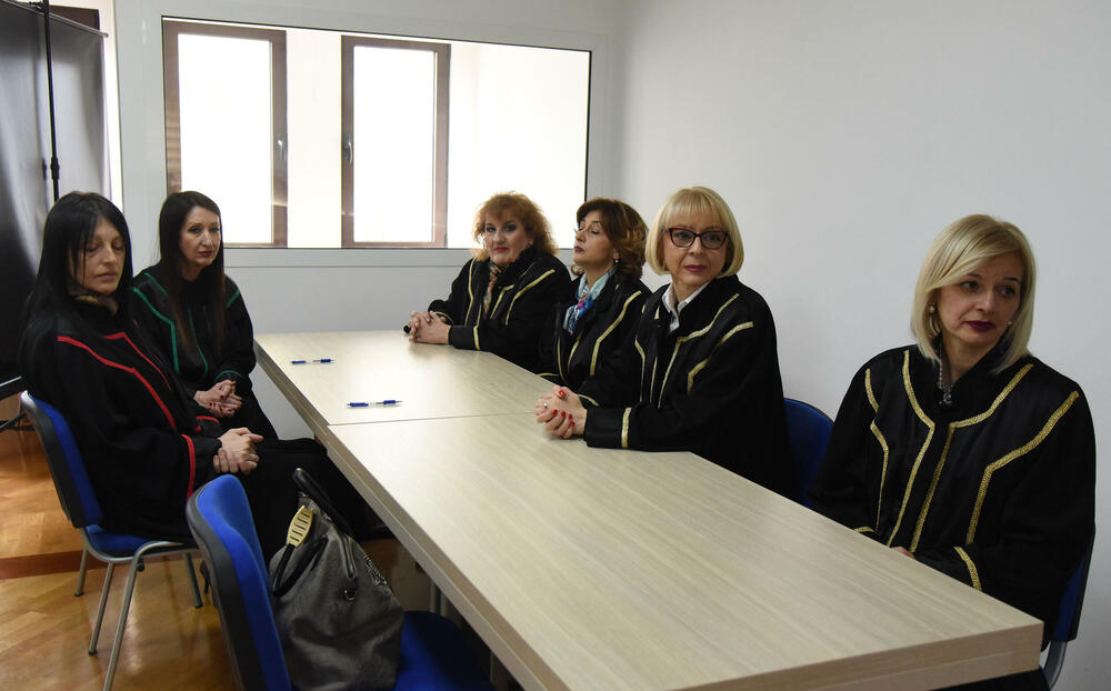 <p>Zakletve položilo 11 novoizabranih sudija Vrhovnog suda i šest novoizabranih sudija Apelacionog suda. Zakletvu položio i predsjednik Suda za prekršaje u Budvi Marko Đukanović</p>