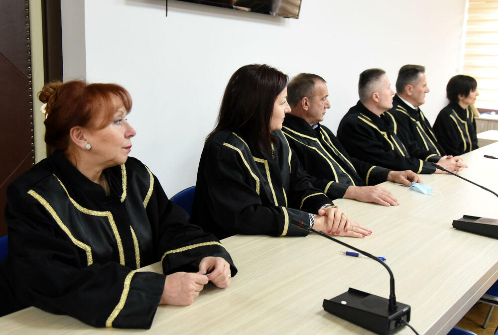 <p>Zakletve položilo 11 novoizabranih sudija Vrhovnog suda i šest novoizabranih sudija Apelacionog suda. Zakletvu položio i predsjednik Suda za prekršaje u Budvi Marko Đukanović</p>