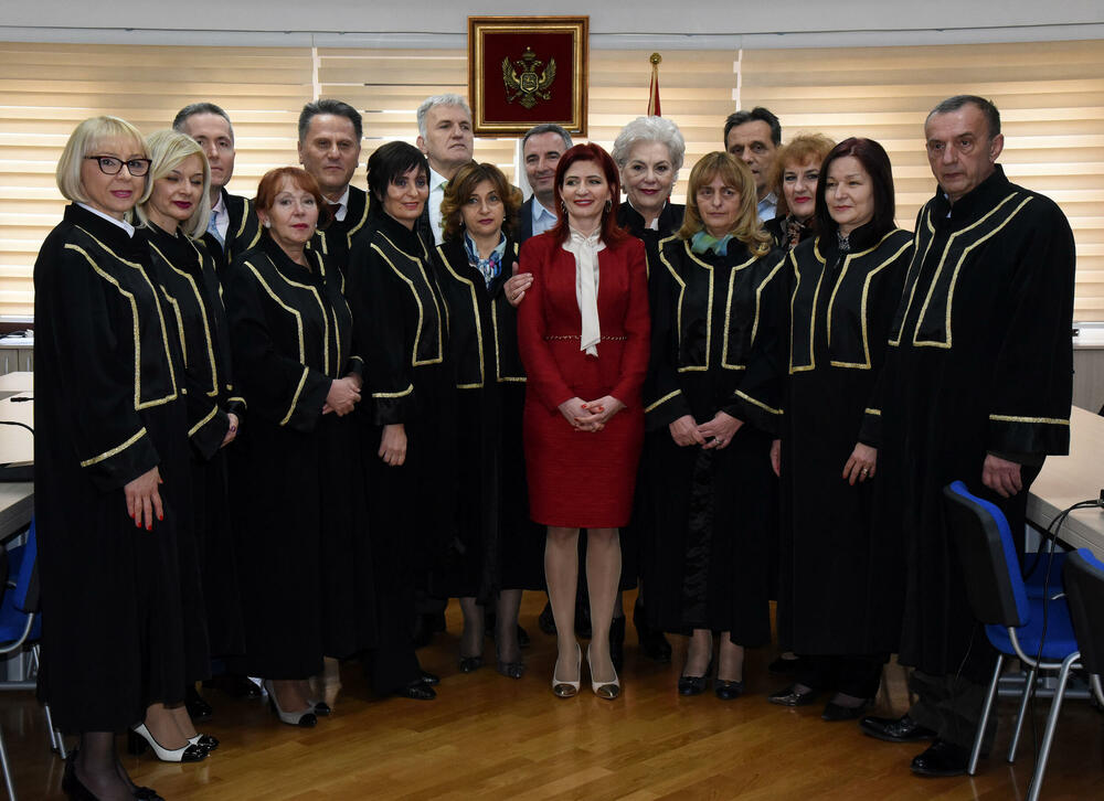 <p>Zakletve položilo 11 novoizabranih sudija Vrhovnog suda i šest novoizabranih sudija Apelacionog suda. Zakletvu položio i predsjednik Suda za prekršaje u Budvi Marko Đukanović</p>