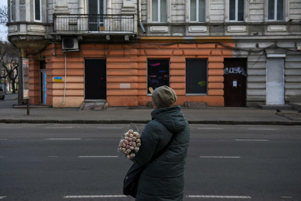 <p>"Srećan vam praznik, naše najbolje, najljepše i najpouzdanije. I one koje danas brane Ukrajinu i one koji pružaju podršku i grle našu djecu", napisao je na Instagramu nekadašnji bokserski šampion Vitalij Kličko, koji je danas cvijeće dijelio damama u ukrajinskoj vojsci</p>