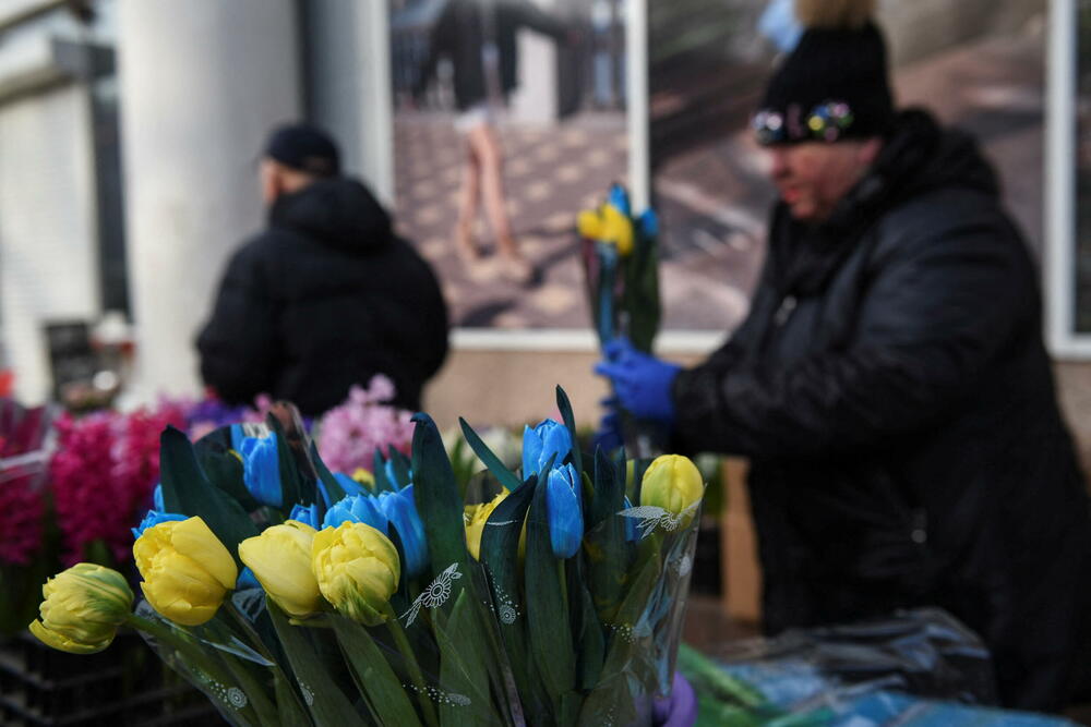 <p>"Srećan vam praznik, naše najbolje, najljepše i najpouzdanije. I one koje danas brane Ukrajinu i one koji pružaju podršku i grle našu djecu", napisao je na Instagramu nekadašnji bokserski šampion Vitalij Kličko, koji je danas cvijeće dijelio damama u ukrajinskoj vojsci</p>