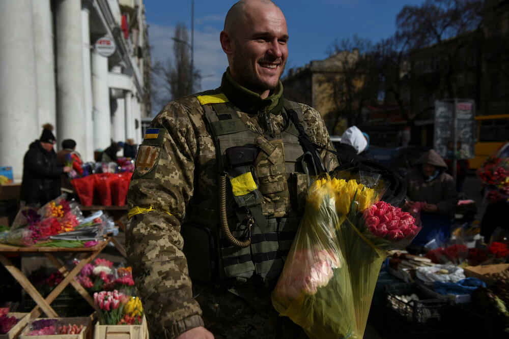 <p>"Srećan vam praznik, naše najbolje, najljepše i najpouzdanije. I one koje danas brane Ukrajinu i one koji pružaju podršku i grle našu djecu", napisao je na Instagramu nekadašnji bokserski šampion Vitalij Kličko, koji je danas cvijeće dijelio damama u ukrajinskoj vojsci</p>