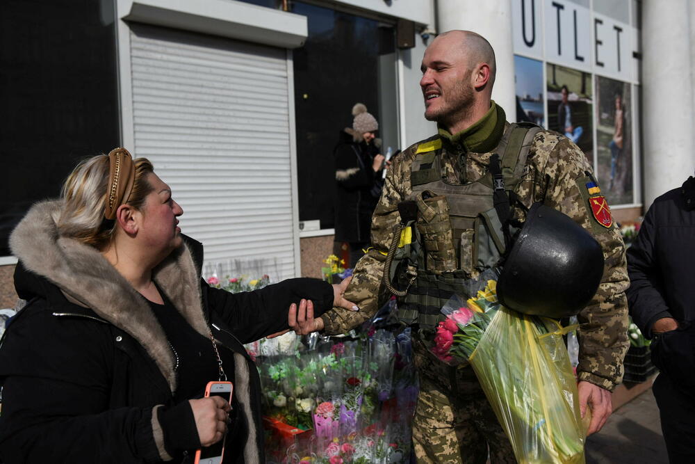 <p>"Srećan vam praznik, naše najbolje, najljepše i najpouzdanije. I one koje danas brane Ukrajinu i one koji pružaju podršku i grle našu djecu", napisao je na Instagramu nekadašnji bokserski šampion Vitalij Kličko, koji je danas cvijeće dijelio damama u ukrajinskoj vojsci</p>