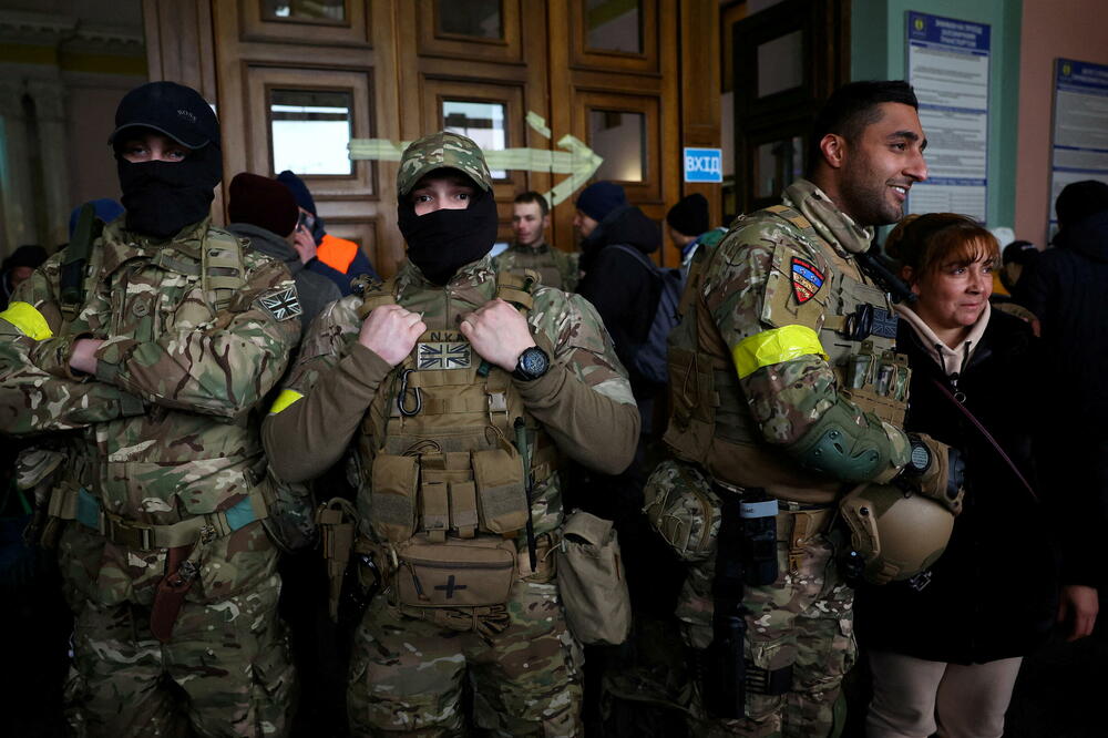 Ben Grant i drugi strani borci na željezničkoj stanici u Lavovu čekaju voz za istočni front, Foto: Rojters