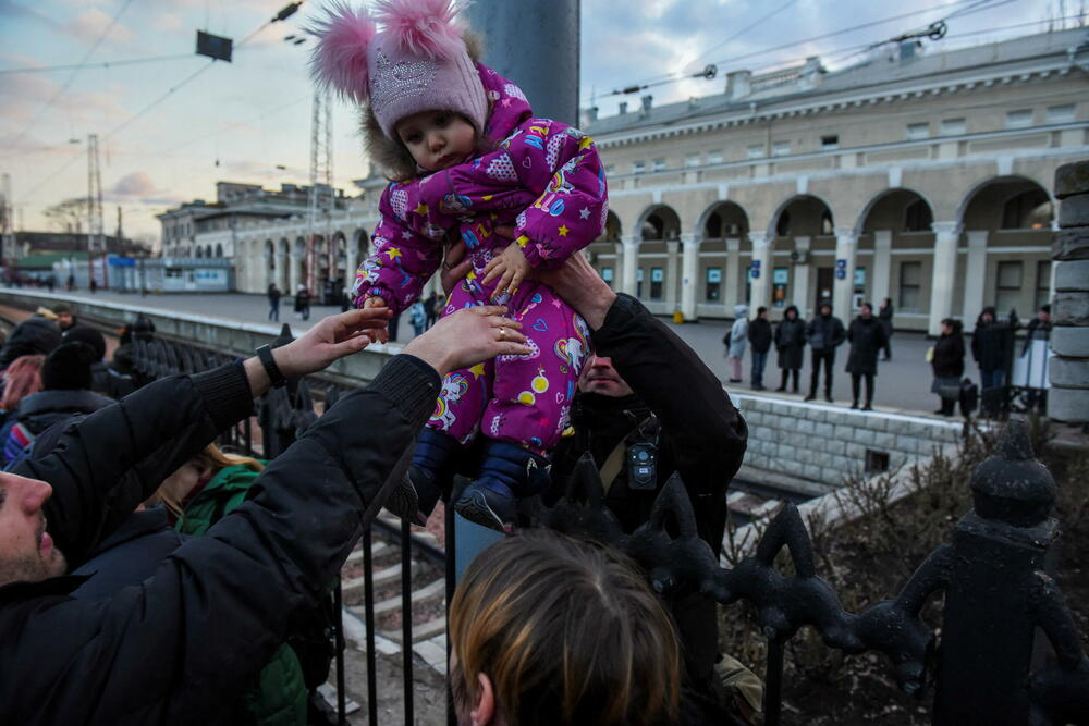 <p>Četrnaesti je dan ruske invazije u Ukrajini. Izbjeglice iz Ukrajine nastavljaju da pristižu u Poljsku, Rumuniju, Njemačku i druge evropske zemlje, dok se iz gradova koje je okružila ruska vojska organizuju humanitarni koridori, kako bi civili mogli da izađu. U Poljskoj je sportska sala srednje škole pretvorena u privremeni smještaj.</p>