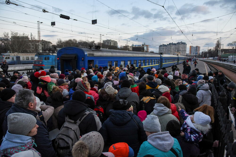 <p>Četrnaesti je dan ruske invazije u Ukrajini. Izbjeglice iz Ukrajine nastavljaju da pristižu u Poljsku, Rumuniju, Njemačku i druge evropske zemlje, dok se iz gradova koje je okružila ruska vojska organizuju humanitarni koridori, kako bi civili mogli da izađu. U Poljskoj je sportska sala srednje škole pretvorena u privremeni smještaj.</p>