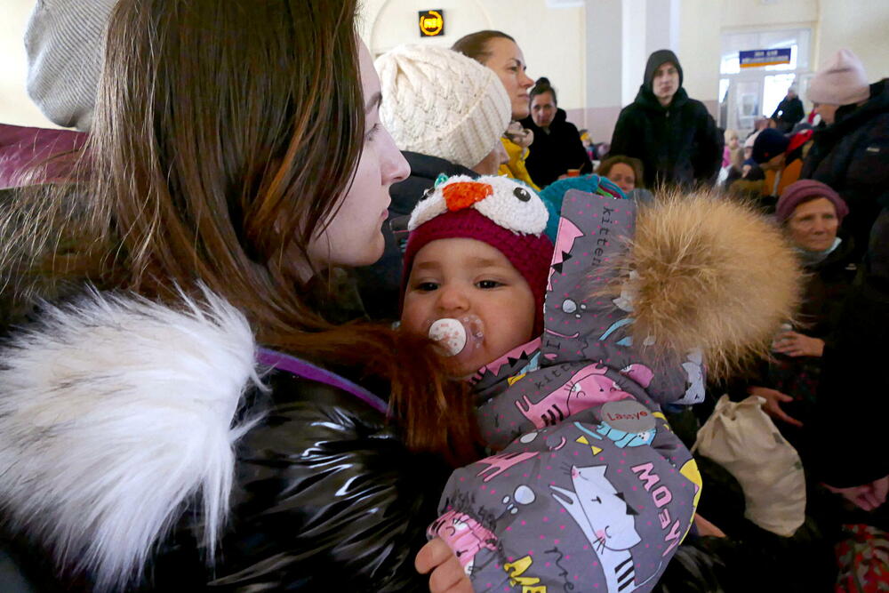 <p>Četrnaesti je dan ruske invazije u Ukrajini. Izbjeglice iz Ukrajine nastavljaju da pristižu u Poljsku, Rumuniju, Njemačku i druge evropske zemlje, dok se iz gradova koje je okružila ruska vojska organizuju humanitarni koridori, kako bi civili mogli da izađu. U Poljskoj je sportska sala srednje škole pretvorena u privremeni smještaj.</p>