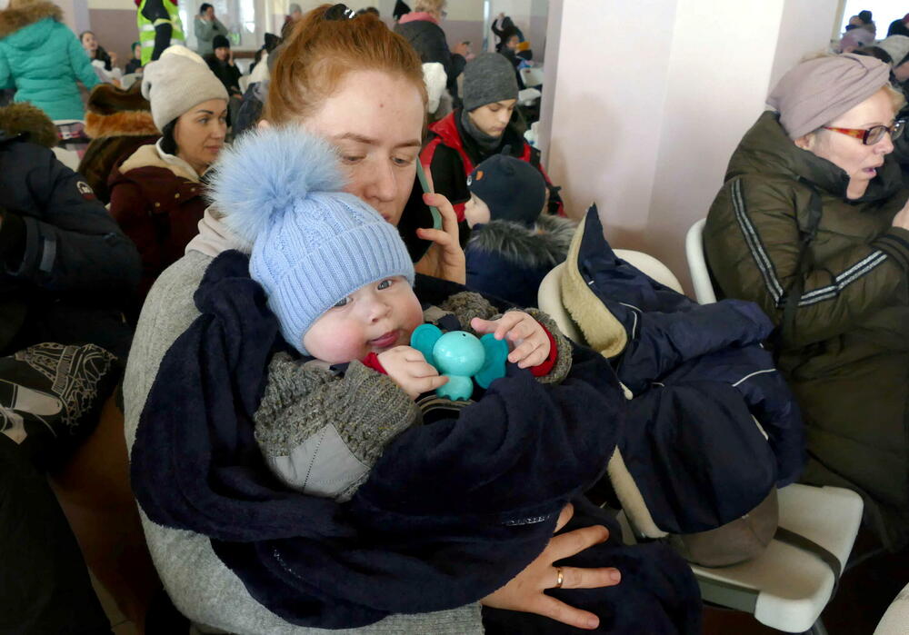 <p>Četrnaesti je dan ruske invazije u Ukrajini. Izbjeglice iz Ukrajine nastavljaju da pristižu u Poljsku, Rumuniju, Njemačku i druge evropske zemlje, dok se iz gradova koje je okružila ruska vojska organizuju humanitarni koridori, kako bi civili mogli da izađu. U Poljskoj je sportska sala srednje škole pretvorena u privremeni smještaj.</p>