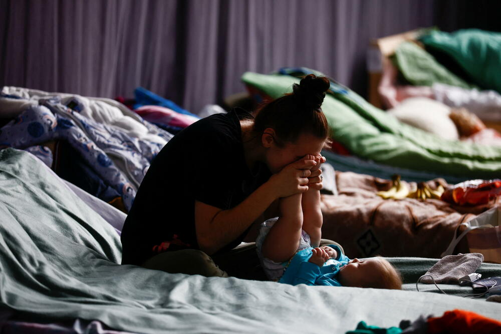 <p>Četrnaesti je dan ruske invazije u Ukrajini. Izbjeglice iz Ukrajine nastavljaju da pristižu u Poljsku, Rumuniju, Njemačku i druge evropske zemlje, dok se iz gradova koje je okružila ruska vojska organizuju humanitarni koridori, kako bi civili mogli da izađu. U Poljskoj je sportska sala srednje škole pretvorena u privremeni smještaj.</p>