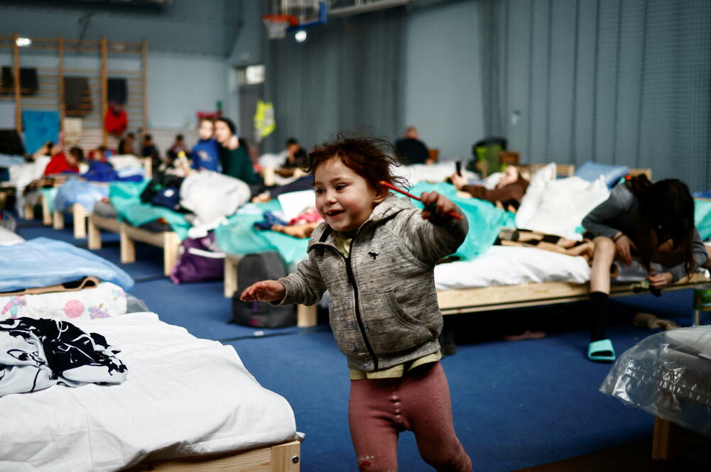 <p>Četrnaesti je dan ruske invazije u Ukrajini. Izbjeglice iz Ukrajine nastavljaju da pristižu u Poljsku, Rumuniju, Njemačku i druge evropske zemlje, dok se iz gradova koje je okružila ruska vojska organizuju humanitarni koridori, kako bi civili mogli da izađu. U Poljskoj je sportska sala srednje škole pretvorena u privremeni smještaj.</p>