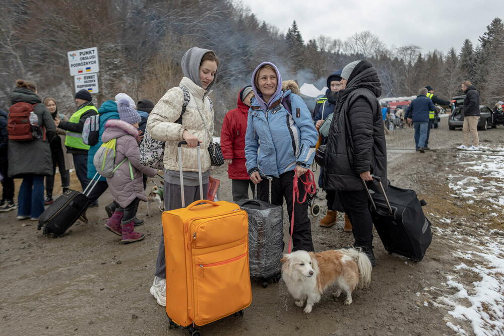 <p>Četrnaesti je dan ruske invazije u Ukrajini. Izbjeglice iz Ukrajine nastavljaju da pristižu u Poljsku, Rumuniju, Njemačku i druge evropske zemlje, dok se iz gradova koje je okružila ruska vojska organizuju humanitarni koridori, kako bi civili mogli da izađu. U Poljskoj je sportska sala srednje škole pretvorena u privremeni smještaj.</p>