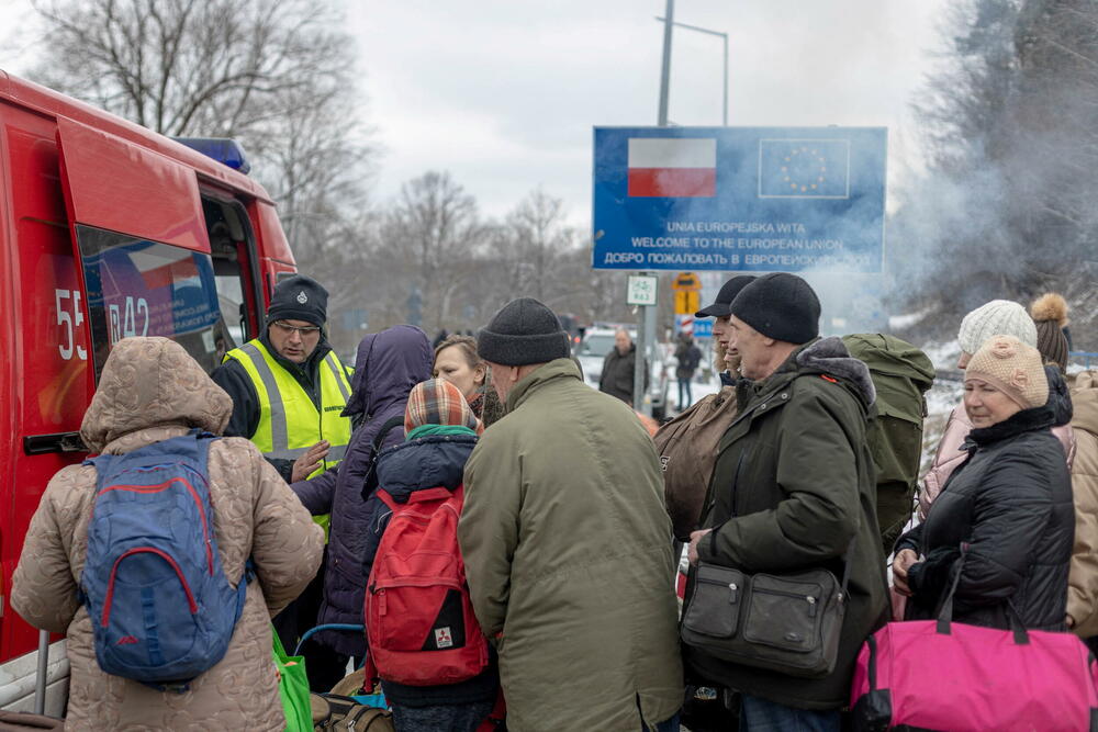 <p>Četrnaesti je dan ruske invazije u Ukrajini. Izbjeglice iz Ukrajine nastavljaju da pristižu u Poljsku, Rumuniju, Njemačku i druge evropske zemlje, dok se iz gradova koje je okružila ruska vojska organizuju humanitarni koridori, kako bi civili mogli da izađu. U Poljskoj je sportska sala srednje škole pretvorena u privremeni smještaj.</p>