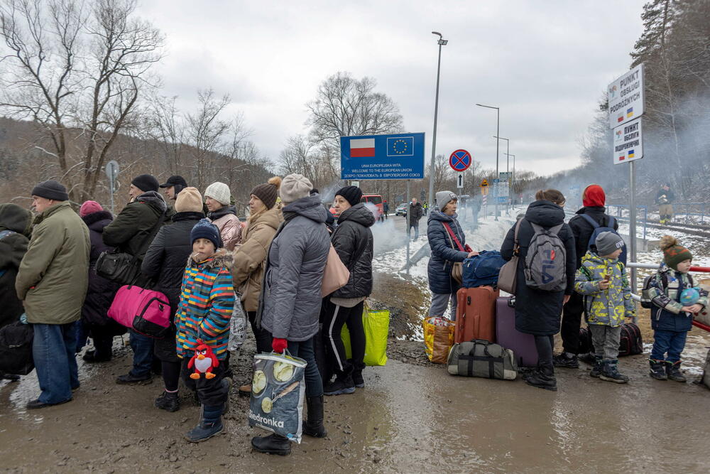 <p>Četrnaesti je dan ruske invazije u Ukrajini. Izbjeglice iz Ukrajine nastavljaju da pristižu u Poljsku, Rumuniju, Njemačku i druge evropske zemlje, dok se iz gradova koje je okružila ruska vojska organizuju humanitarni koridori, kako bi civili mogli da izađu. U Poljskoj je sportska sala srednje škole pretvorena u privremeni smještaj.</p>