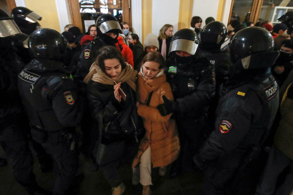 Policija privodi učesnike antiratnih protesta u Sankt Petersburgu, Foto: REUTERS