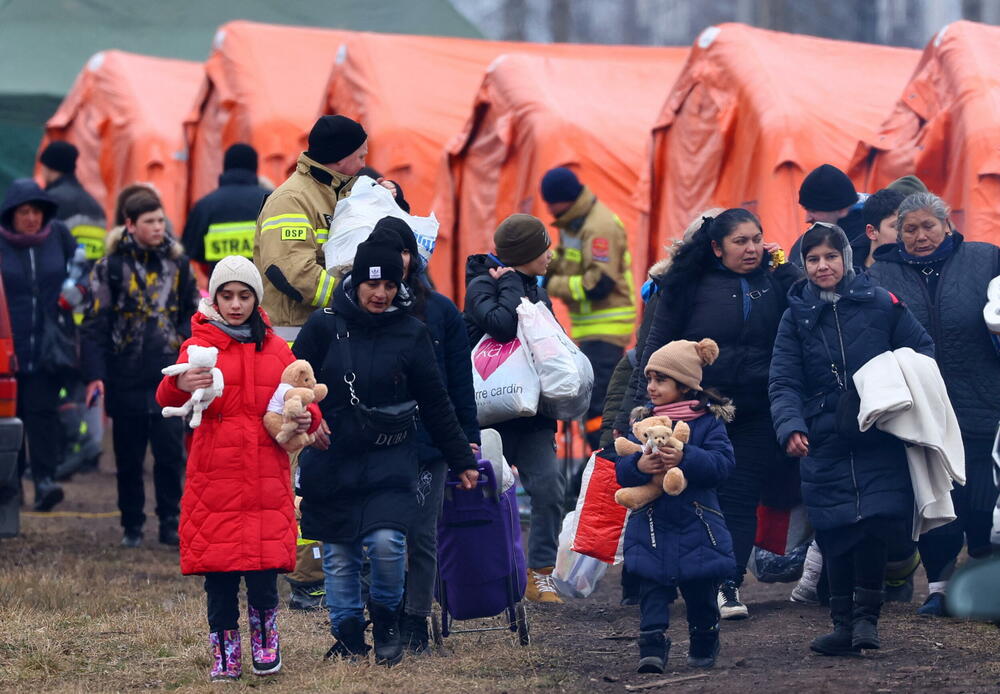 <p>Četrnaesti je dan ruske invazije u Ukrajini. Izbjeglice iz Ukrajine nastavljaju da pristižu u Poljsku, Rumuniju, Njemačku i druge evropske zemlje, dok se iz gradova koje je okružila ruska vojska organizuju humanitarni koridori, kako bi civili mogli da izađu. U Poljskoj je sportska sala srednje škole pretvorena u privremeni smještaj.</p>