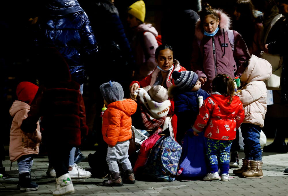 <p>Četrnaesti je dan ruske invazije u Ukrajini. Izbjeglice iz Ukrajine nastavljaju da pristižu u Poljsku, Rumuniju, Njemačku i druge evropske zemlje, dok se iz gradova koje je okružila ruska vojska organizuju humanitarni koridori, kako bi civili mogli da izađu. U Poljskoj je sportska sala srednje škole pretvorena u privremeni smještaj.</p>