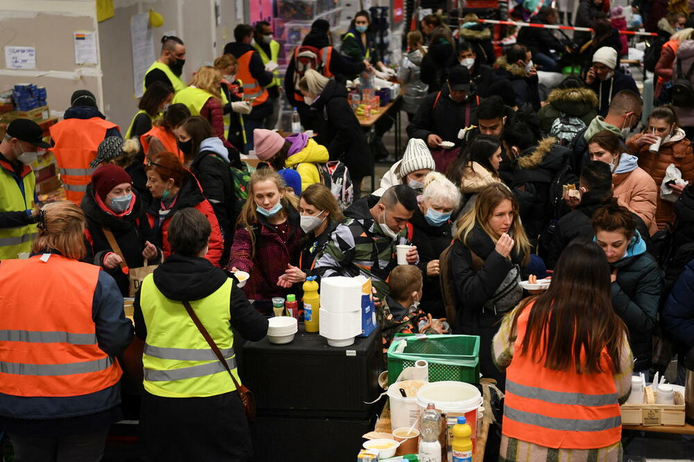 <p>Četrnaesti je dan ruske invazije u Ukrajini. Izbjeglice iz Ukrajine nastavljaju da pristižu u Poljsku, Rumuniju, Njemačku i druge evropske zemlje, dok se iz gradova koje je okružila ruska vojska organizuju humanitarni koridori, kako bi civili mogli da izađu. U Poljskoj je sportska sala srednje škole pretvorena u privremeni smještaj.</p>