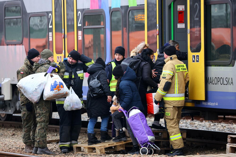 <p>Četrnaesti je dan ruske invazije u Ukrajini. Izbjeglice iz Ukrajine nastavljaju da pristižu u Poljsku, Rumuniju, Njemačku i druge evropske zemlje, dok se iz gradova koje je okružila ruska vojska organizuju humanitarni koridori, kako bi civili mogli da izađu. U Poljskoj je sportska sala srednje škole pretvorena u privremeni smještaj.</p>
