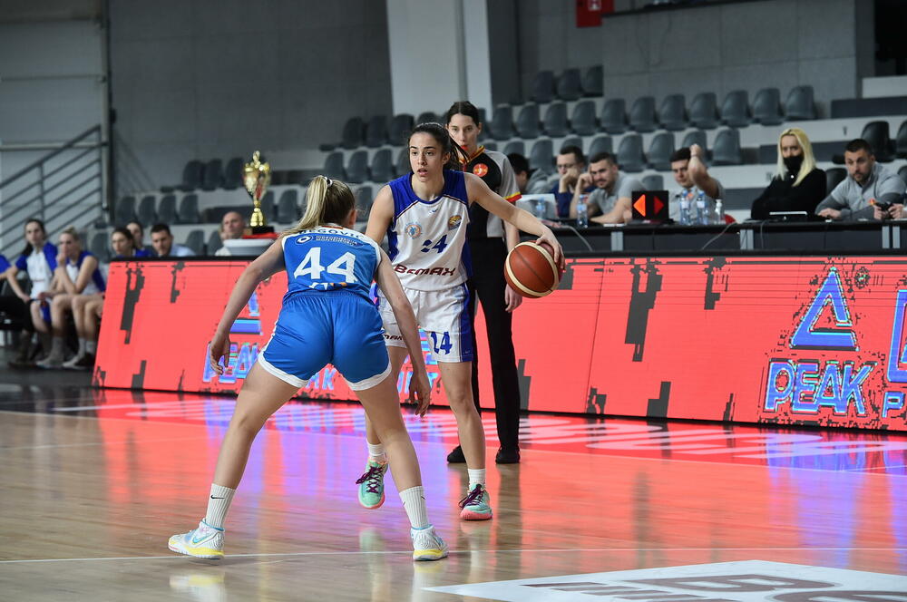<p>Košarkašice Budućnosti u finalu savladale Podgoricu 89:43</p>