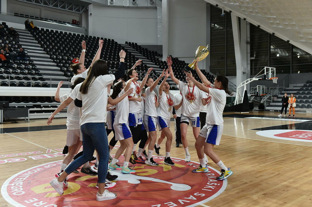 <p>Košarkašice Budućnosti u finalu savladale Podgoricu 89:43</p>
