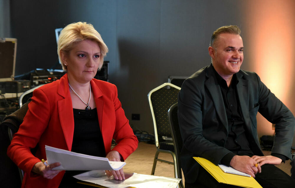 <p>Upitan o kadru, generalni direktor RTCG, kazao je da Javni servis ima troje zaposlenih manje u odnosu na prethodni period i da u RTCG radi 739 osoba<br /> </p>