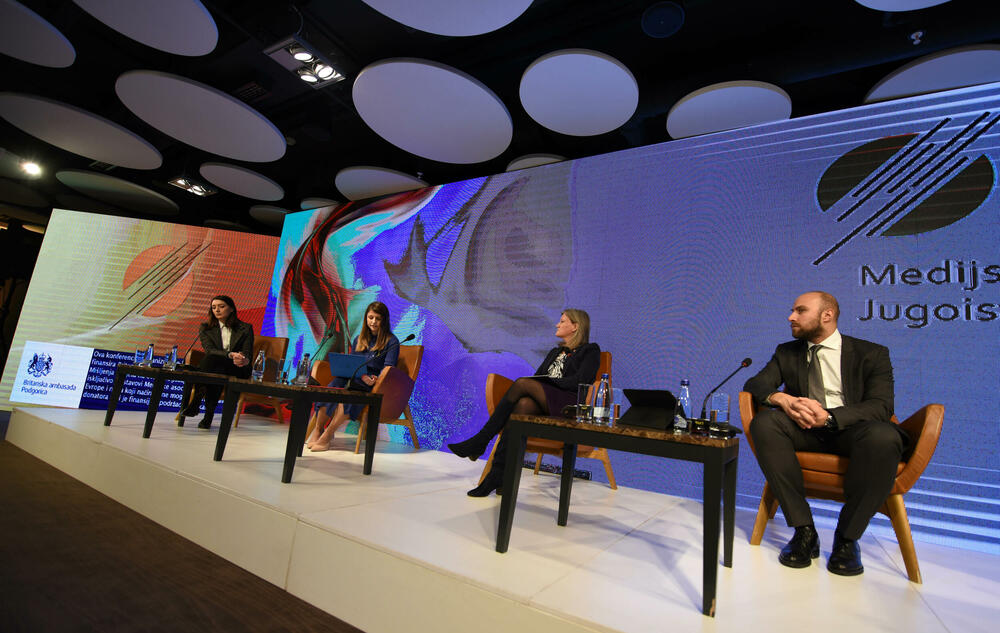 <p>Upitan o kadru, generalni direktor RTCG, kazao je da Javni servis ima troje zaposlenih manje u odnosu na prethodni period i da u RTCG radi 739 osoba<br /> </p>