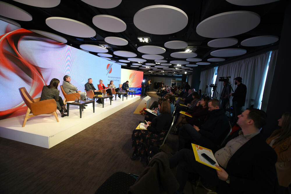 <p>Upitan o kadru, generalni direktor RTCG, kazao je da Javni servis ima troje zaposlenih manje u odnosu na prethodni period i da u RTCG radi 739 osoba<br /> </p>