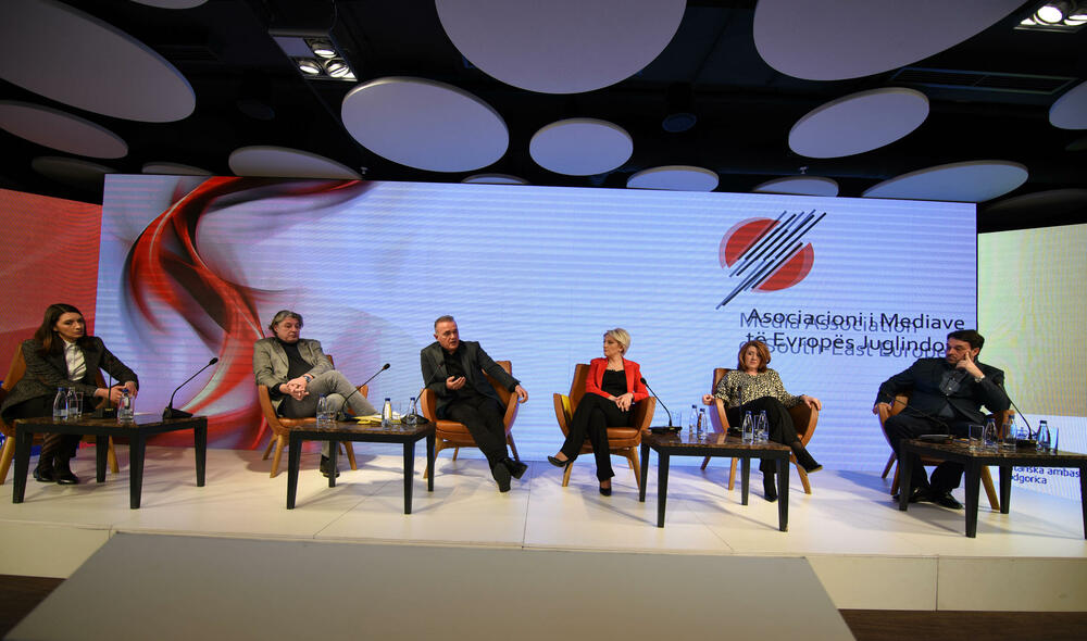 <p>Upitan o kadru, generalni direktor RTCG, kazao je da Javni servis ima troje zaposlenih manje u odnosu na prethodni period i da u RTCG radi 739 osoba<br /> </p>