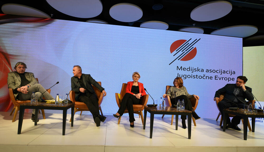 <p>Upitan o kadru, generalni direktor RTCG, kazao je da Javni servis ima troje zaposlenih manje u odnosu na prethodni period i da u RTCG radi 739 osoba<br /> </p>