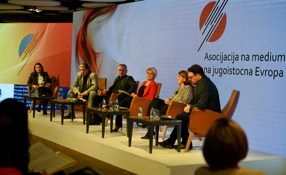 <p>Upitan o kadru, generalni direktor RTCG, kazao je da Javni servis ima troje zaposlenih manje u odnosu na prethodni period i da u RTCG radi 739 osoba<br /> </p>