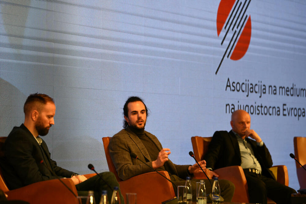 <p>Upitan o kadru, generalni direktor RTCG, kazao je da Javni servis ima troje zaposlenih manje u odnosu na prethodni period i da u RTCG radi 739 osoba<br /> </p>