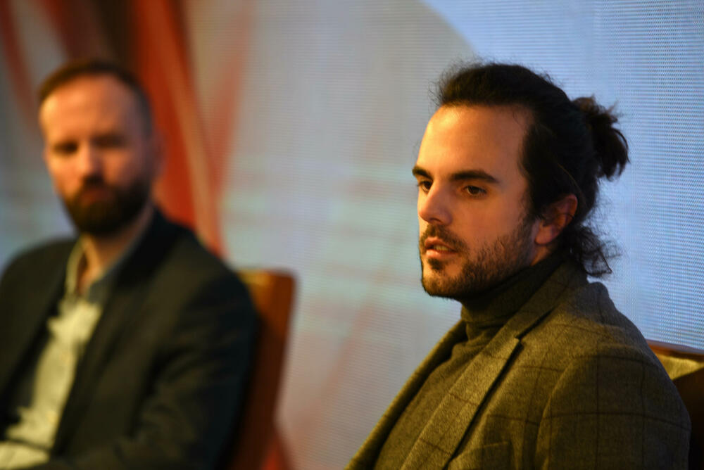 <p>Upitan o kadru, generalni direktor RTCG, kazao je da Javni servis ima troje zaposlenih manje u odnosu na prethodni period i da u RTCG radi 739 osoba<br /> </p>