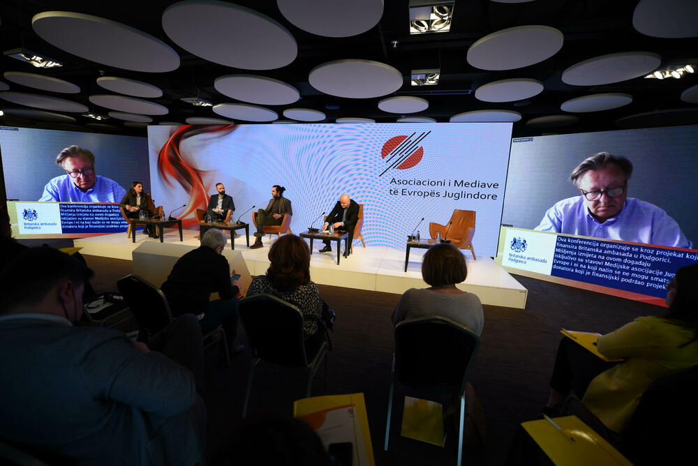 <p>Upitan o kadru, generalni direktor RTCG, kazao je da Javni servis ima troje zaposlenih manje u odnosu na prethodni period i da u RTCG radi 739 osoba<br /> </p>