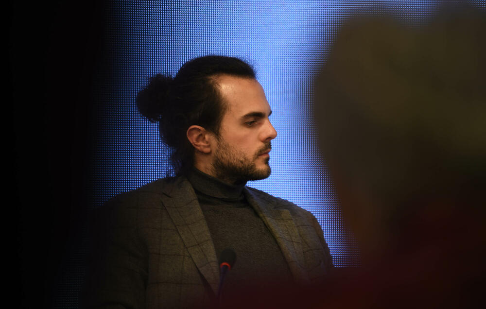 <p>Upitan o kadru, generalni direktor RTCG, kazao je da Javni servis ima troje zaposlenih manje u odnosu na prethodni period i da u RTCG radi 739 osoba<br /> </p>