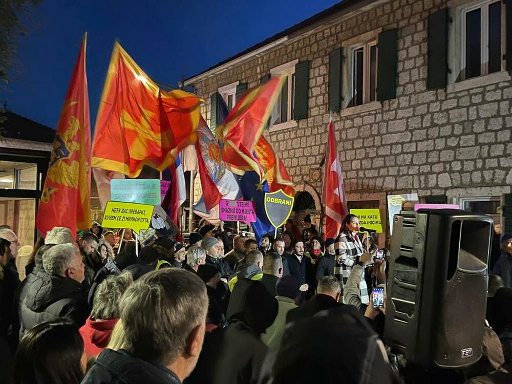 <p>"Ponosan sam na sve što smo i što ćemo uraditi. Pokazali smo i dokazali da i u ovakvoj Crnoj Gori se može ako se ne krade i otima priuštiti narodnu ono što mu pripada"</p>