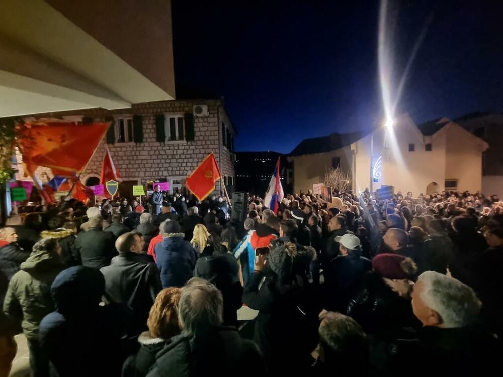 <p>"Ponosan sam na sve što smo i što ćemo uraditi. Pokazali smo i dokazali da i u ovakvoj Crnoj Gori se može ako se ne krade i otima priuštiti narodnu ono što mu pripada"</p>