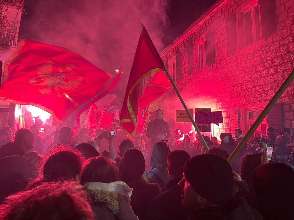<p>"Ponosan sam na sve što smo i što ćemo uraditi. Pokazali smo i dokazali da i u ovakvoj Crnoj Gori se može ako se ne krade i otima priuštiti narodnu ono što mu pripada"</p>