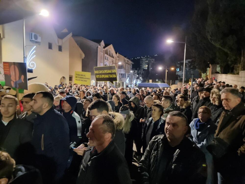 <p>"Ponosan sam na sve što smo i što ćemo uraditi. Pokazali smo i dokazali da i u ovakvoj Crnoj Gori se može ako se ne krade i otima priuštiti narodnu ono što mu pripada"</p>