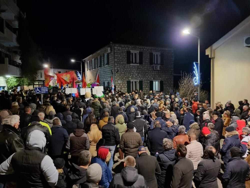 <p>"Ponosan sam na sve što smo i što ćemo uraditi. Pokazali smo i dokazali da i u ovakvoj Crnoj Gori se može ako se ne krade i otima priuštiti narodnu ono što mu pripada"</p>