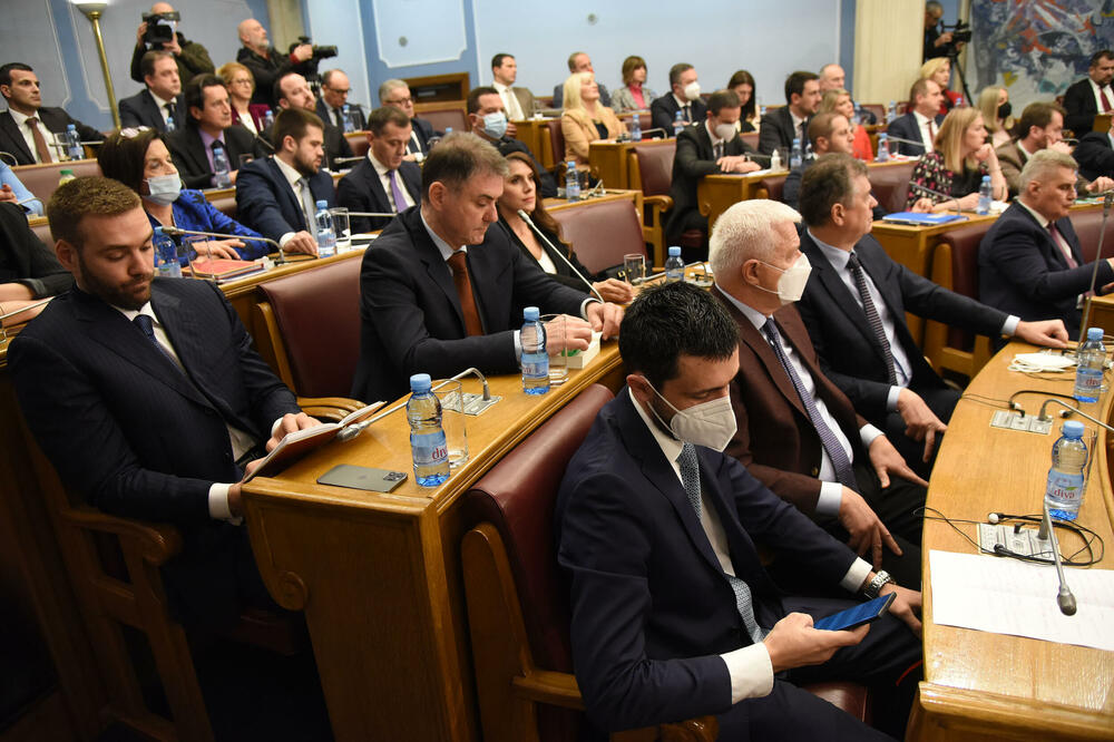 Poslanici DPS-a u Skupštini, Foto: Luka Zekovic