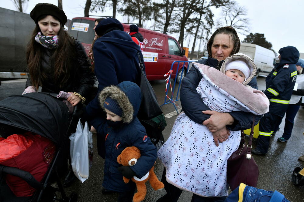 Ukrajinska porodica na rumunskom prelazu Siret, Foto: CLODAGH KILCOYNE