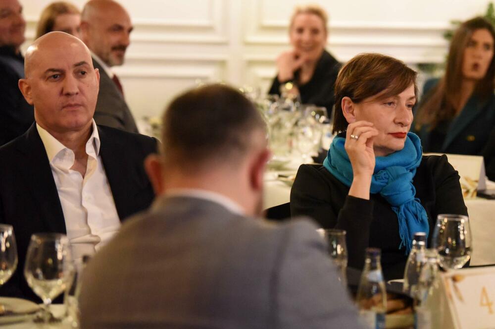 <p>Cjelokupan prihod prikupljen kroz donacije biće uplaćen na zvanični žiro račun ambasade Ukrajine u Crnoj Gori</p>