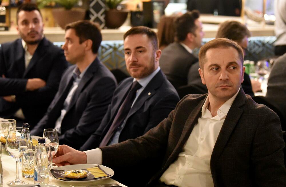 <p>Cjelokupan prihod prikupljen kroz donacije biće uplaćen na zvanični žiro račun ambasade Ukrajine u Crnoj Gori</p>