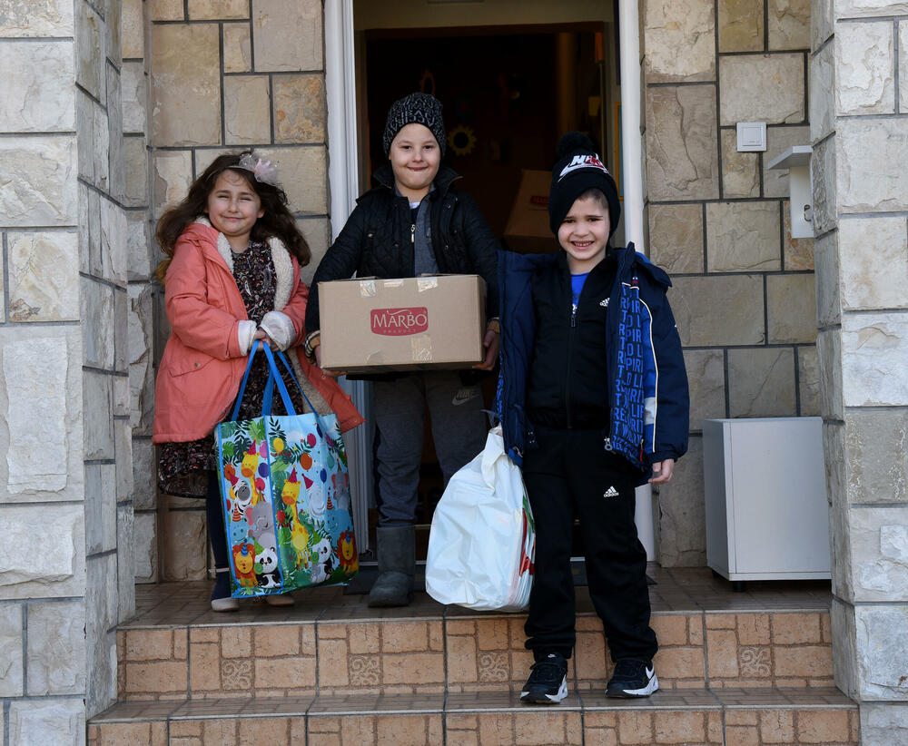 <p>Sve građanke i građani, ljudi dobre volje, koji žele da podrže akciju donacije mogu uplatiti na donatorski žiro-račun Vijesti u Hipotekarnoj banci broj: 520-5607-35</p>