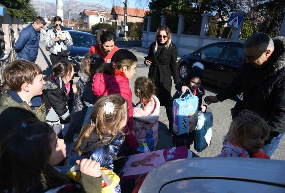 <p>Sve građanke i građani, ljudi dobre volje, koji žele da podrže akciju donacije mogu uplatiti na donatorski žiro-račun Vijesti u Hipotekarnoj banci broj: 520-5607-35</p>